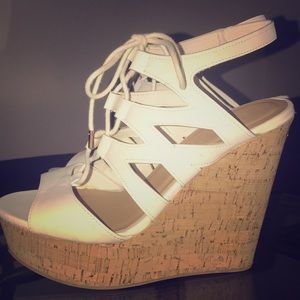 🌻🌻 White Strappy Sandals 🌻🌻